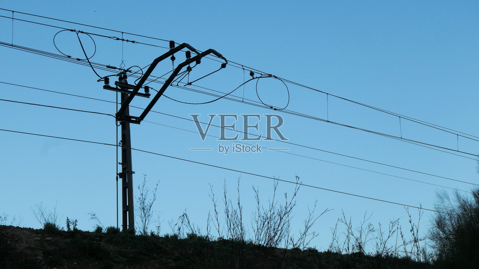 铁路路堤上的架空电线和支架照片摄影图片