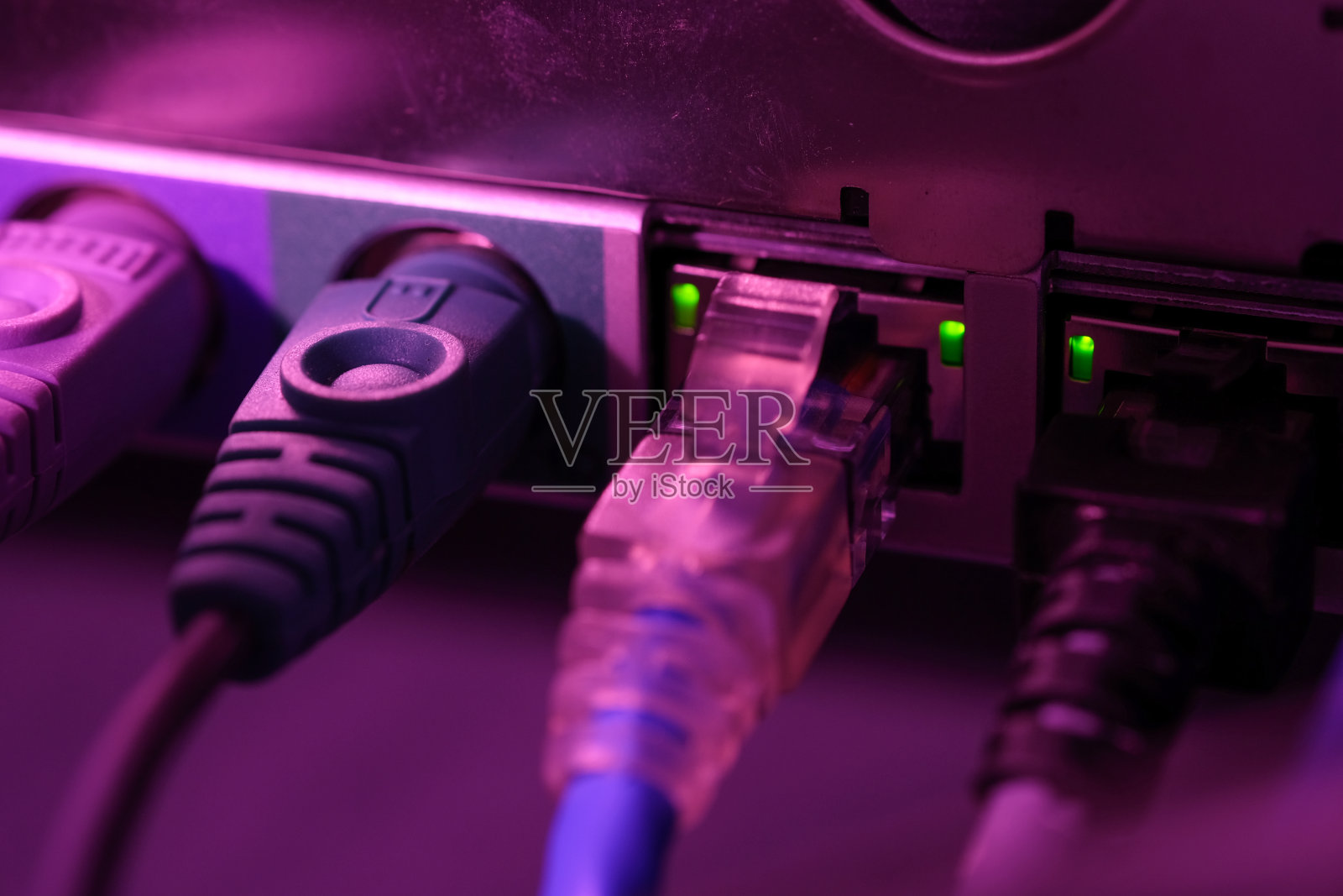 在技术数据中心房间关闭带有红色照明和高速网络路由器交换机的UTP CAT6电缆。照片摄影图片