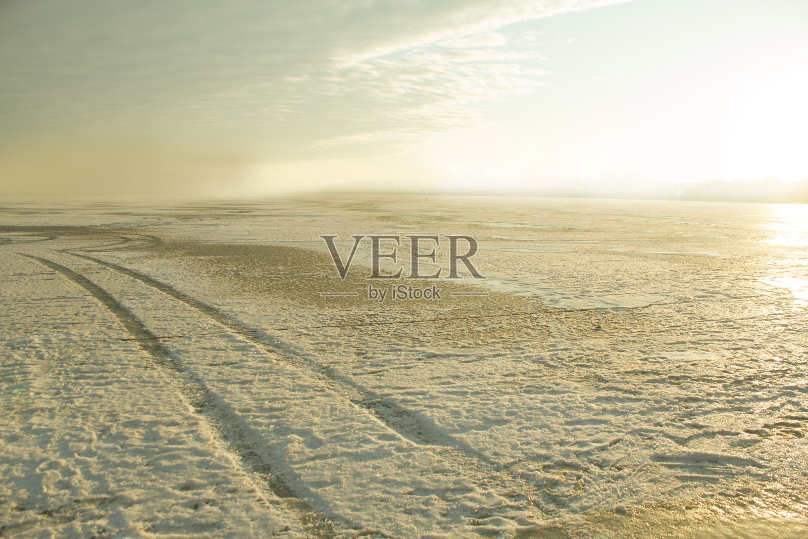 雪地上的车辙照片摄影图片