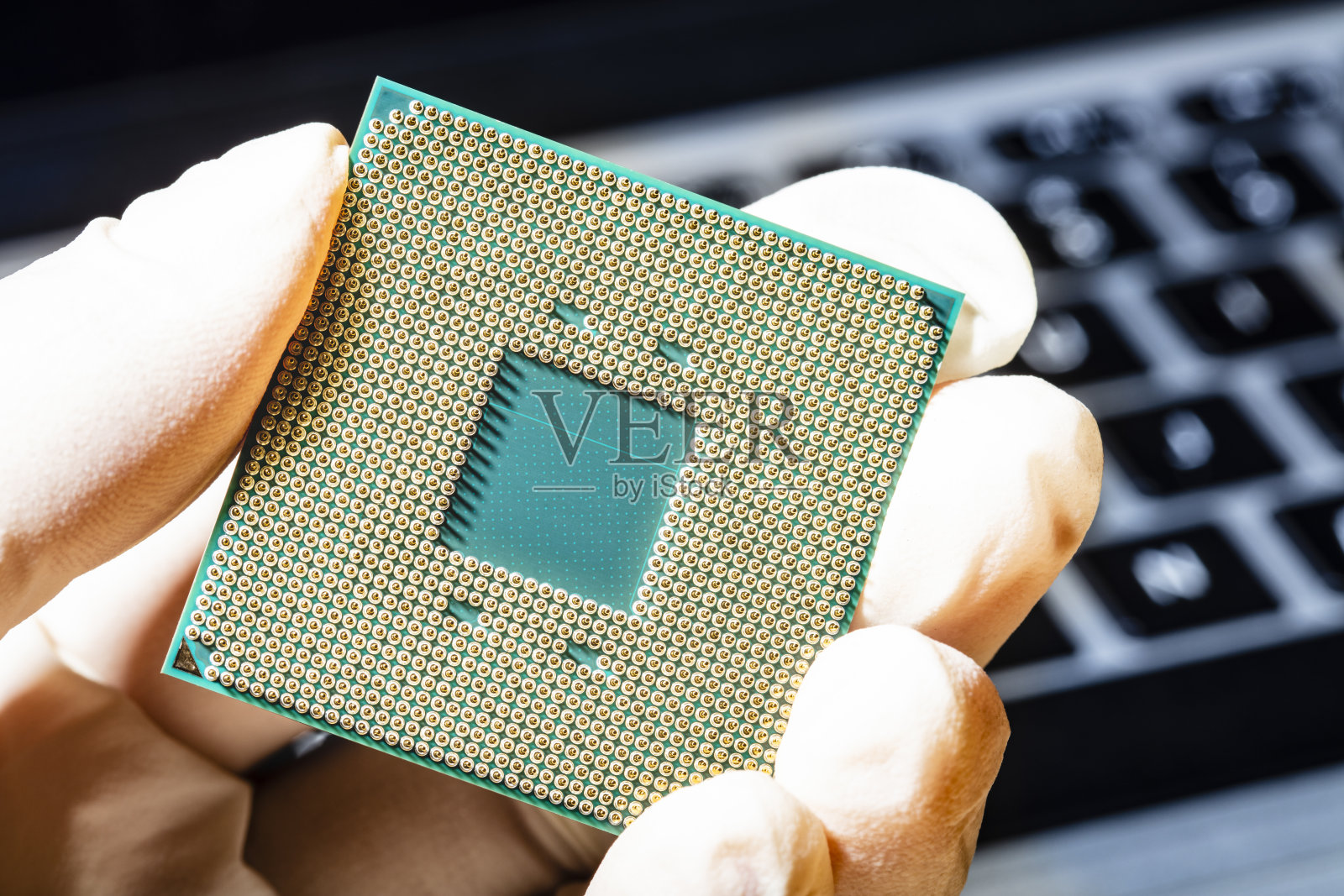 手持CPU，键盘背景照片摄影图片