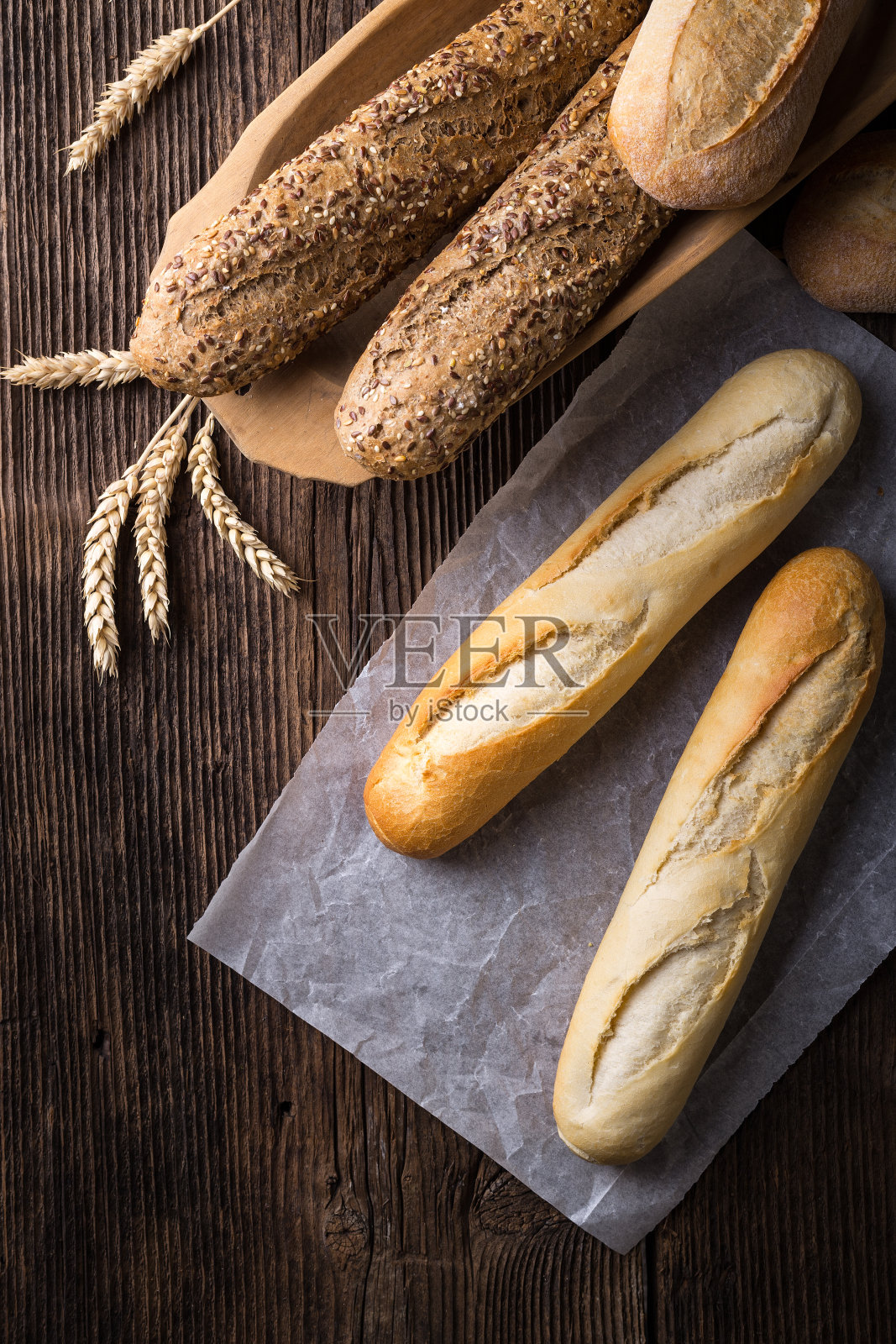 新鲜出炉的白棕色法棍面包照片摄影图片