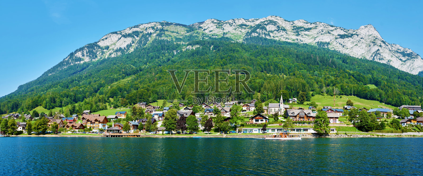 Grundlsee湖上的村庄美景。奥地利阿尔卑斯山，施泰尔马克，欧洲。照片摄影图片