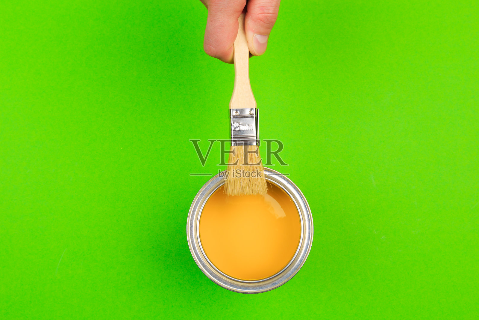 手持油漆刷和打开的油漆罐，装修概念照片摄影图片