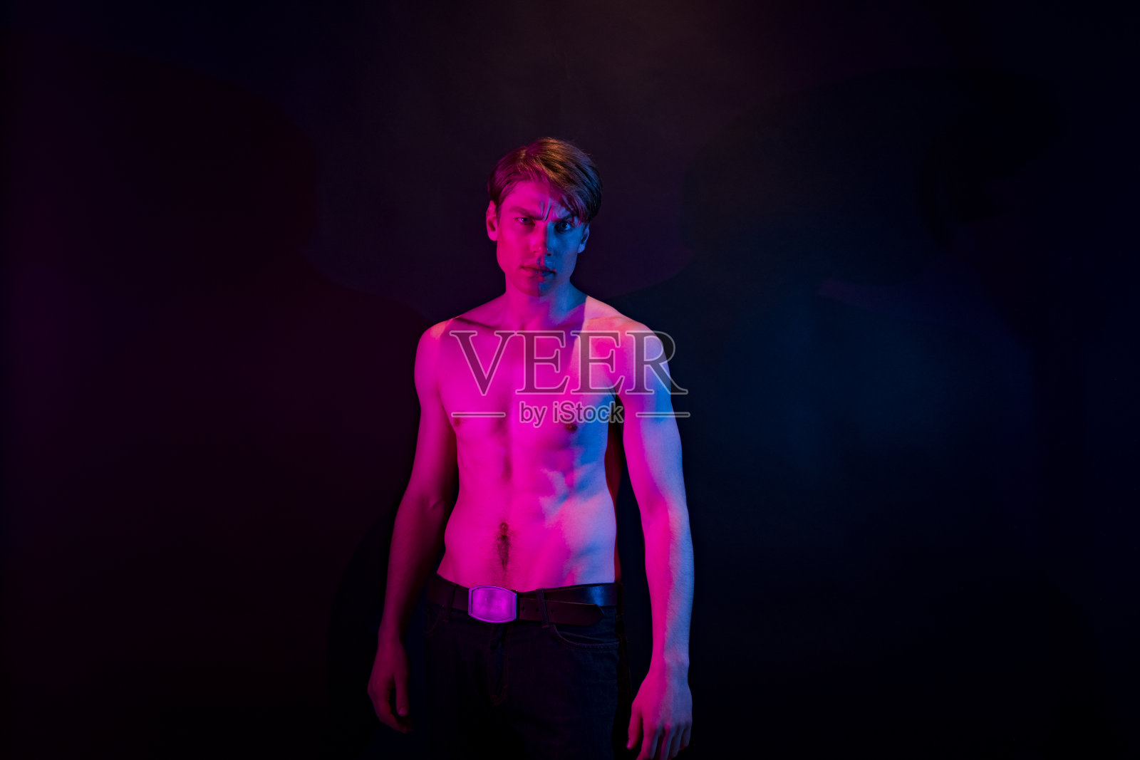 白人男性，有有色背景照片摄影图片