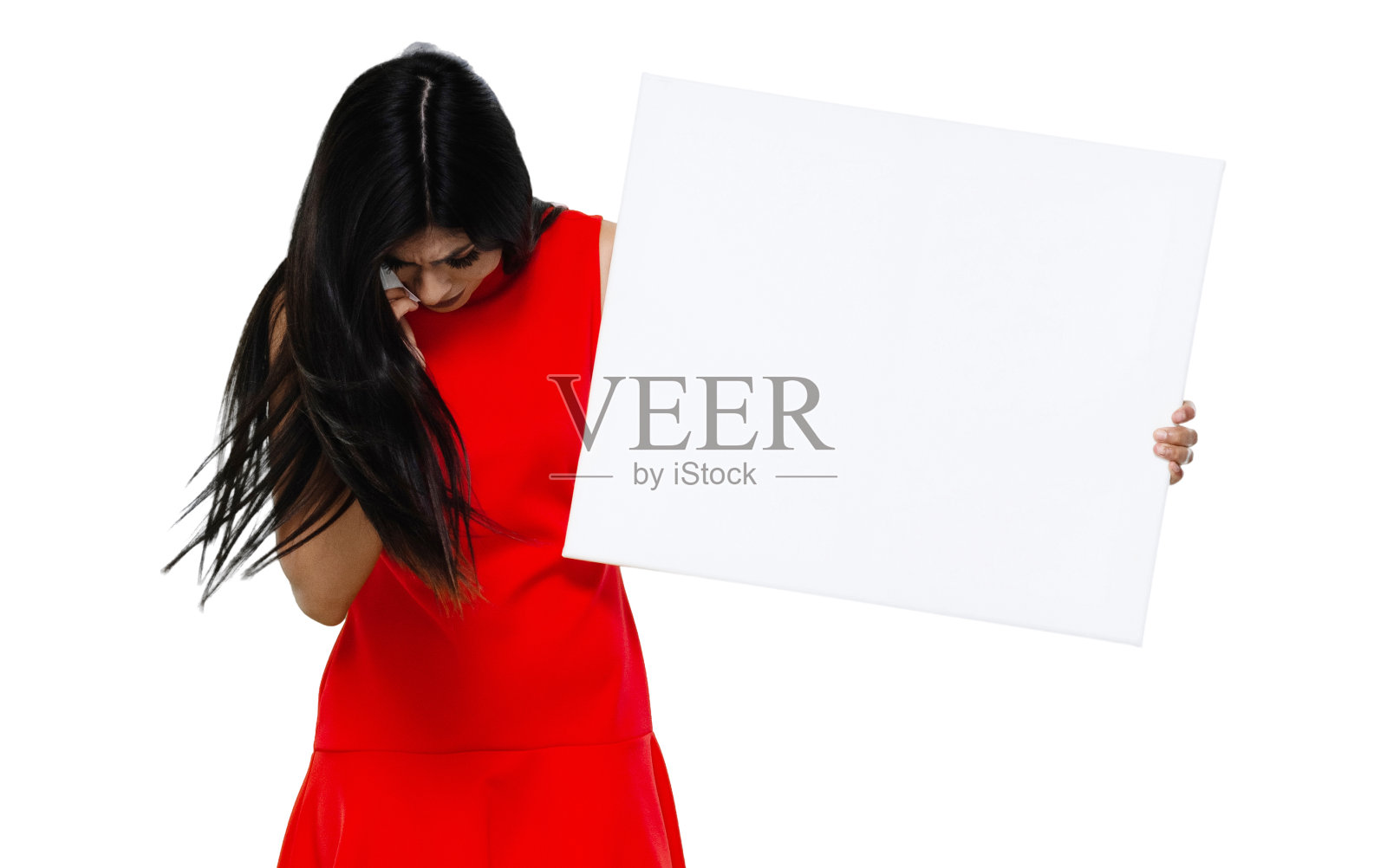 拉丁美洲和西班牙裔女性站在白色背景穿着裙子和举着标语牌照片摄影图片