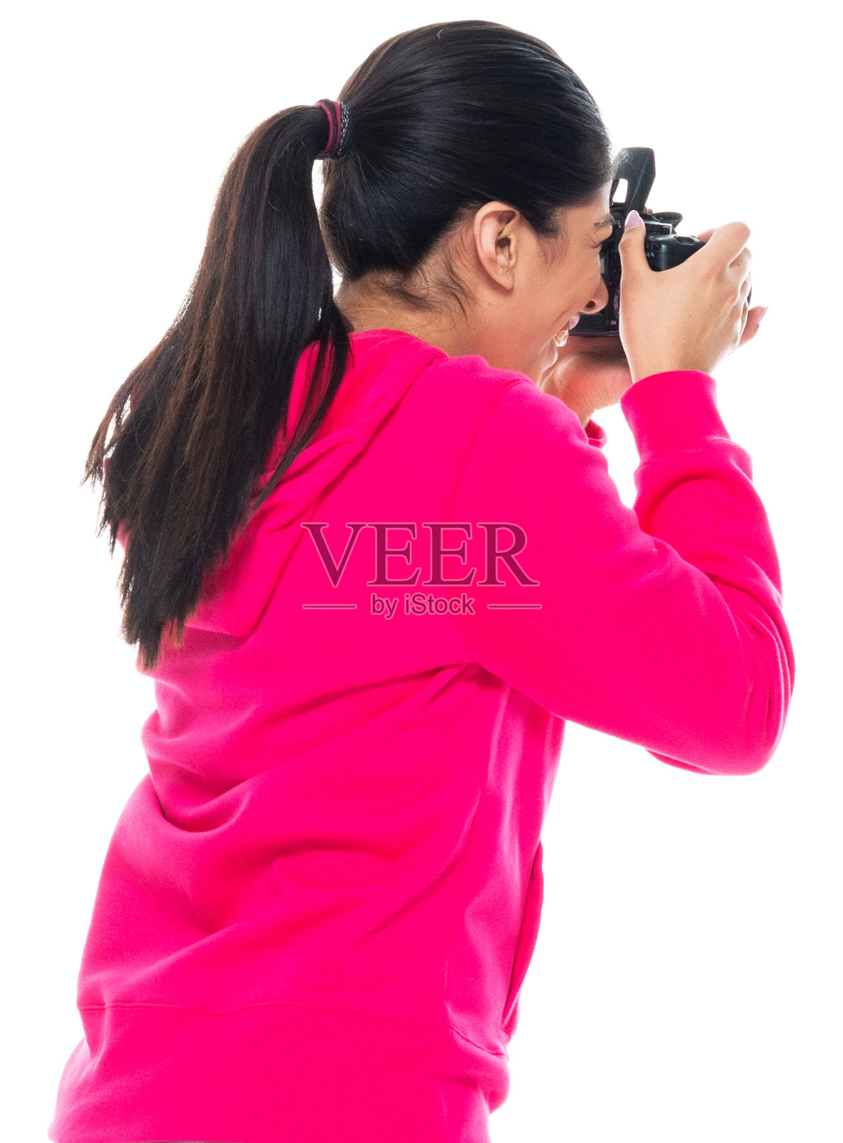 z一代女摄影师穿着裤子拿着相机站在白色背景前照片摄影图片