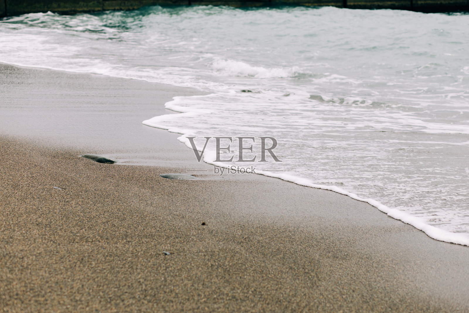 海浪到达沙滩上。美丽的自然环境照片摄影图片