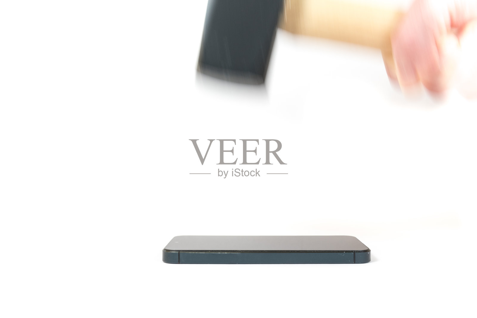 智能手机上敲击大锤的模糊动作。照片摄影图片