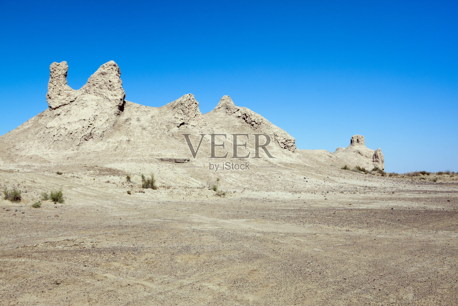 沙漠中霍雷兹姆古老堡垒的废墟。乌兹别克斯坦照片摄影图片