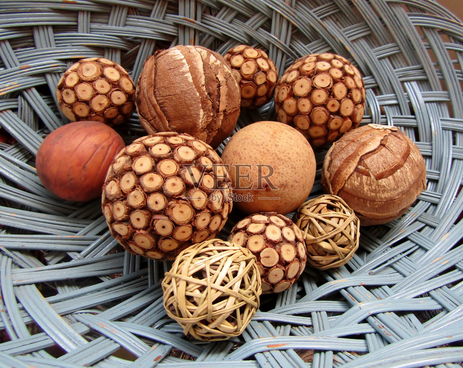 一套组合装饰球由天然材料照片摄影图片