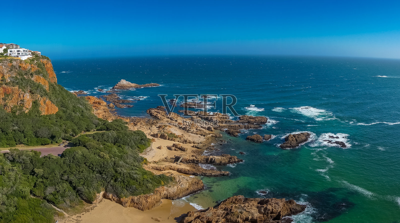 美丽的夏季景观与岩石海滩和住宅在悬崖上照片摄影图片