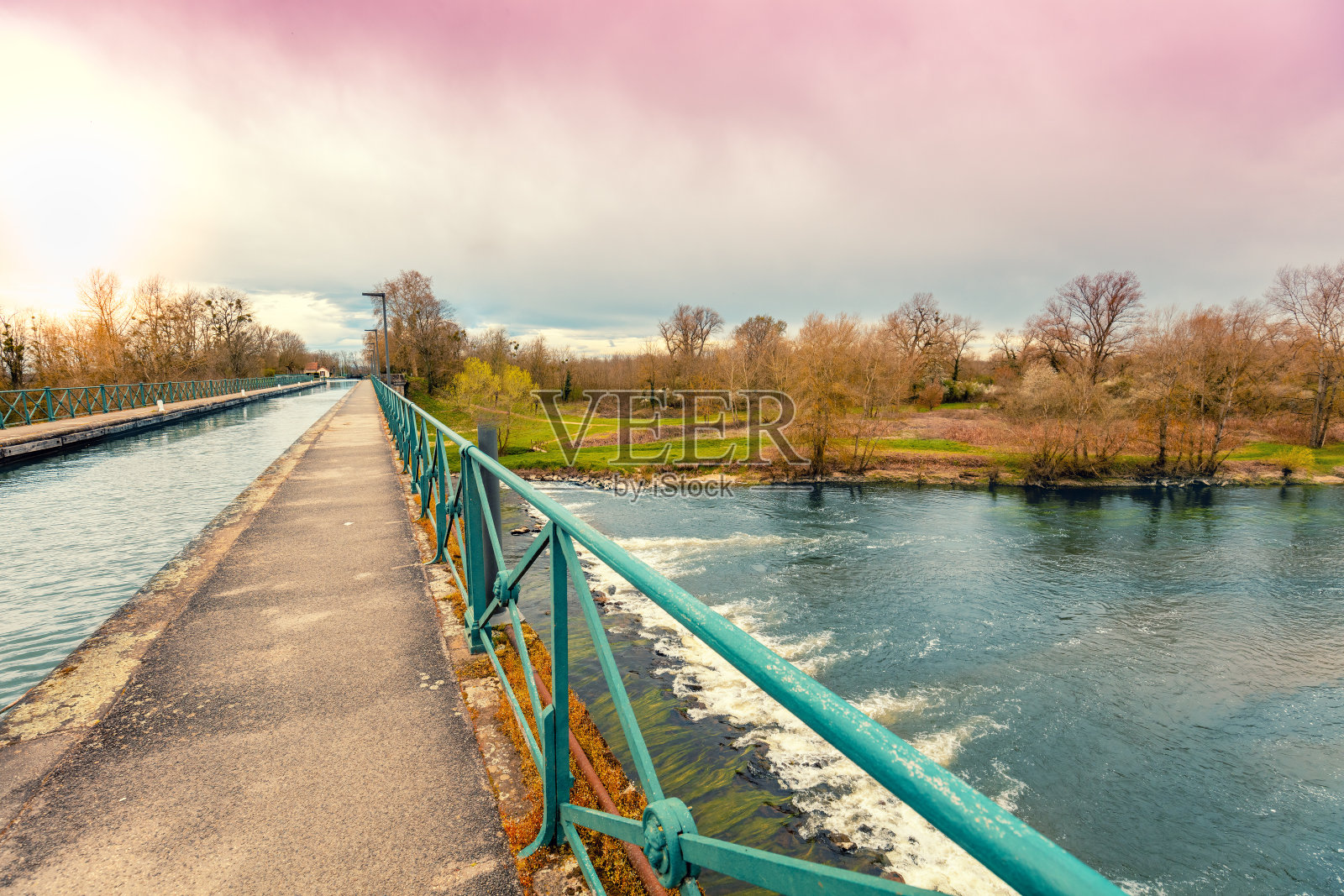 Digoin运河桥。劳拉河上的船运河桥在早春。Digoin、法国照片摄影图片