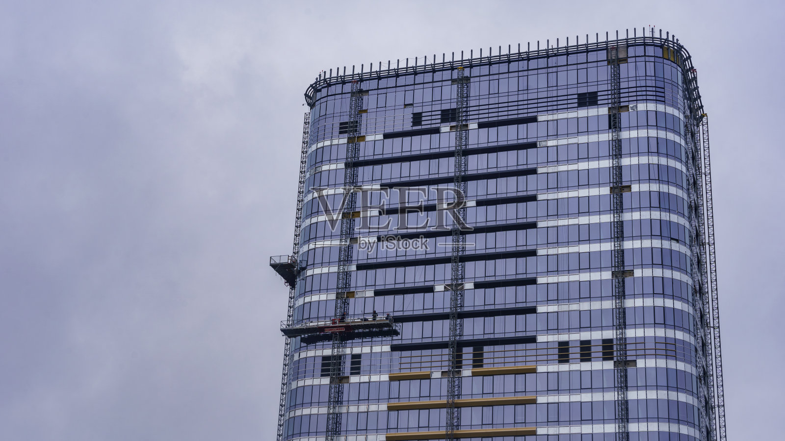 现代商业中心建筑在戏剧性的天空背景。金融的概念。照片摄影图片