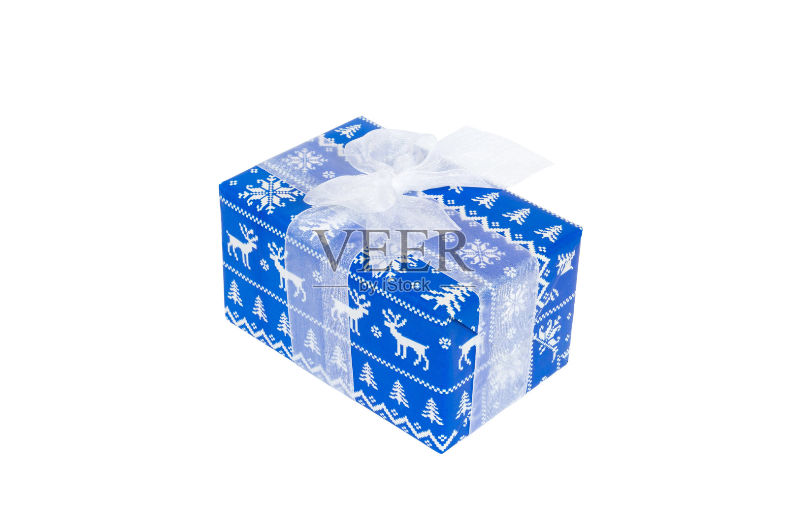 圣诞节或其他节日手工礼品蓝纸与白丝带。孤立在白色背景，俯视图。礼品盒概念照片摄影图片