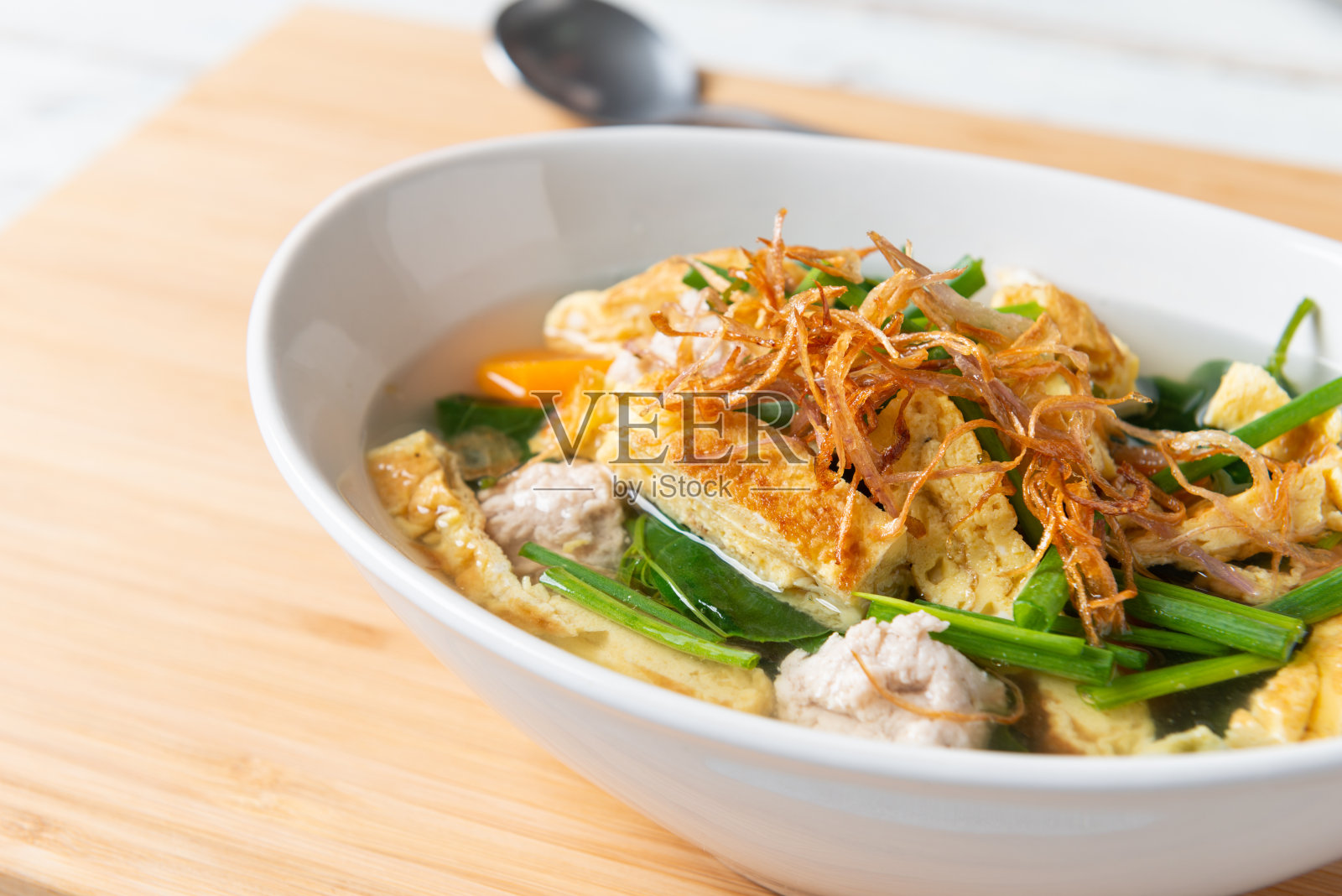 肉末煎蛋卷汤照片摄影图片