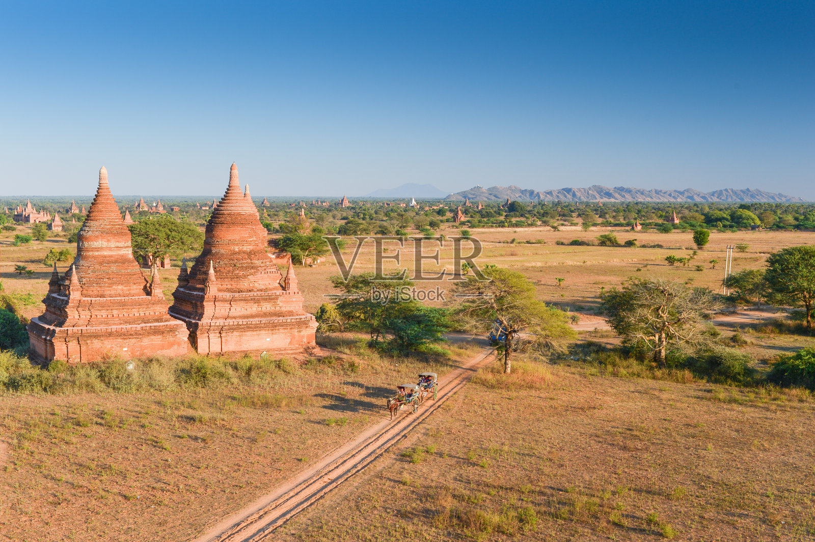 曼德勒蒲甘日出时的寺庙和宝塔照片摄影图片