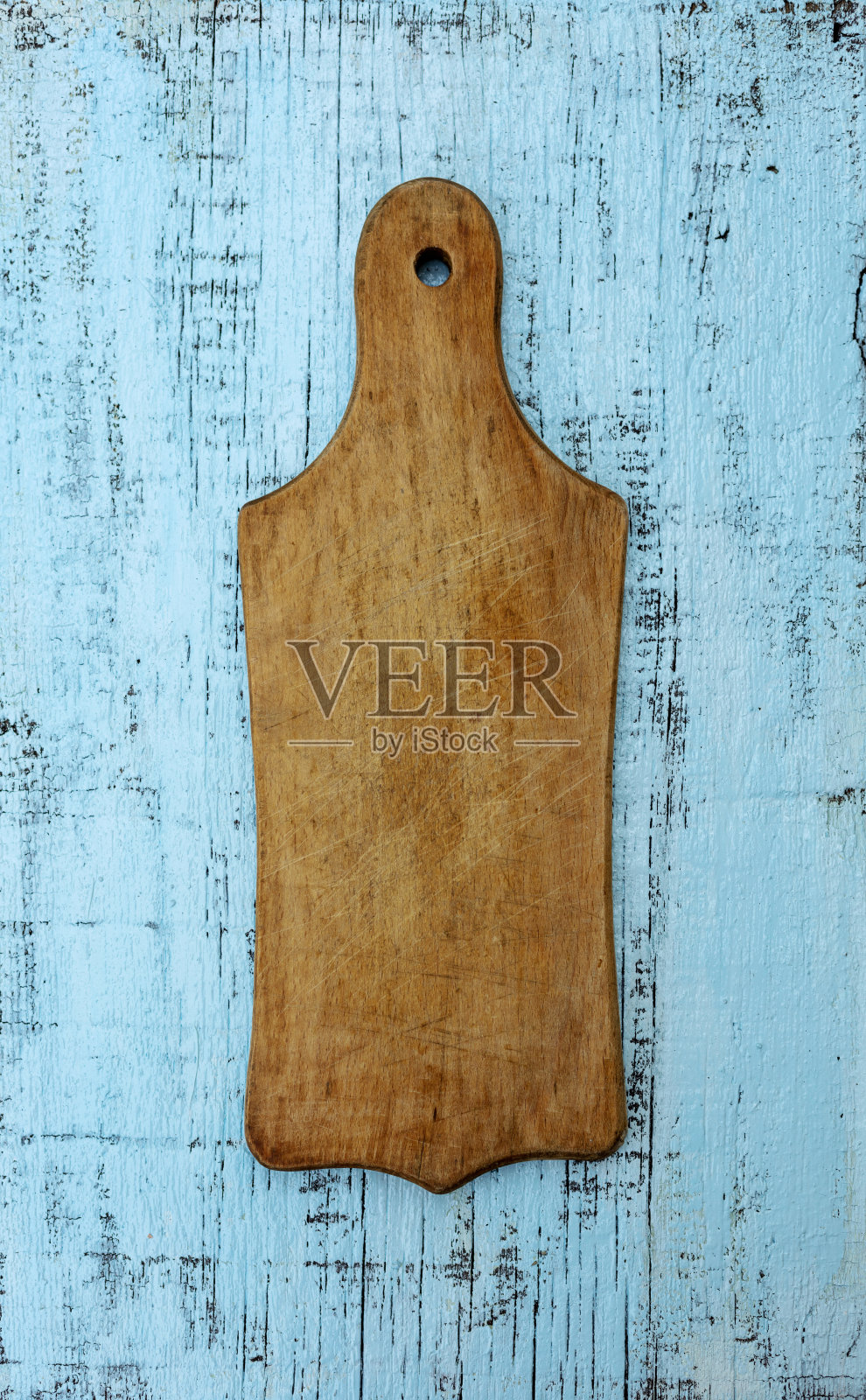 蓝色木质背景上的老式厨房用具。照片摄影图片