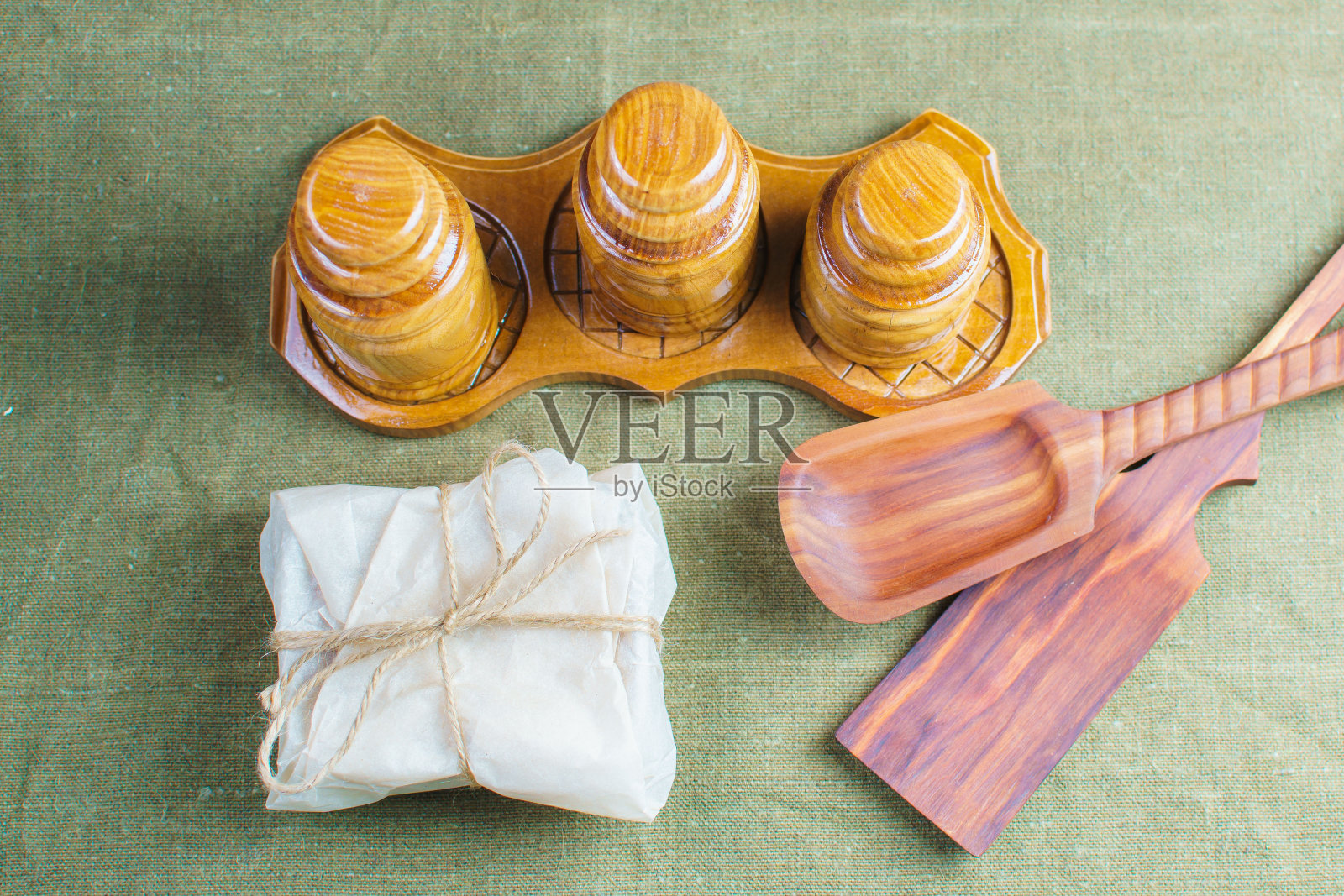 一套用于储存香料或盐的小木桶，带有木铲和一个装香料的盒子照片摄影图片