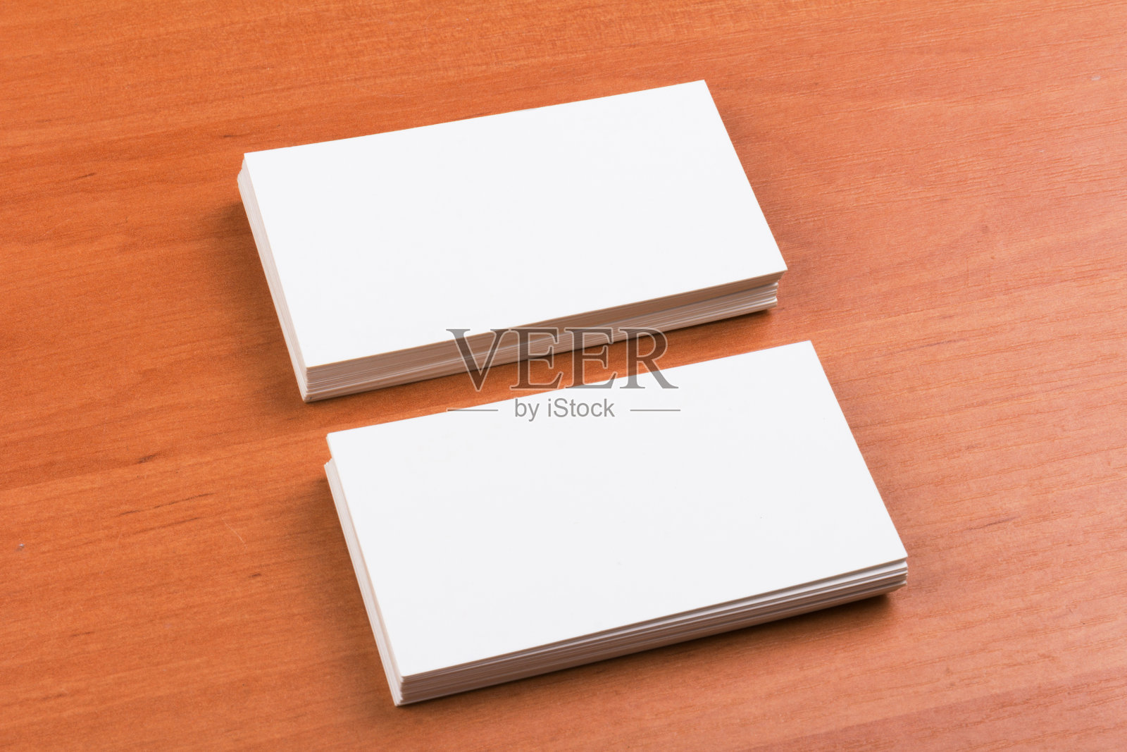 木质背景的空白名片，特写照片摄影图片