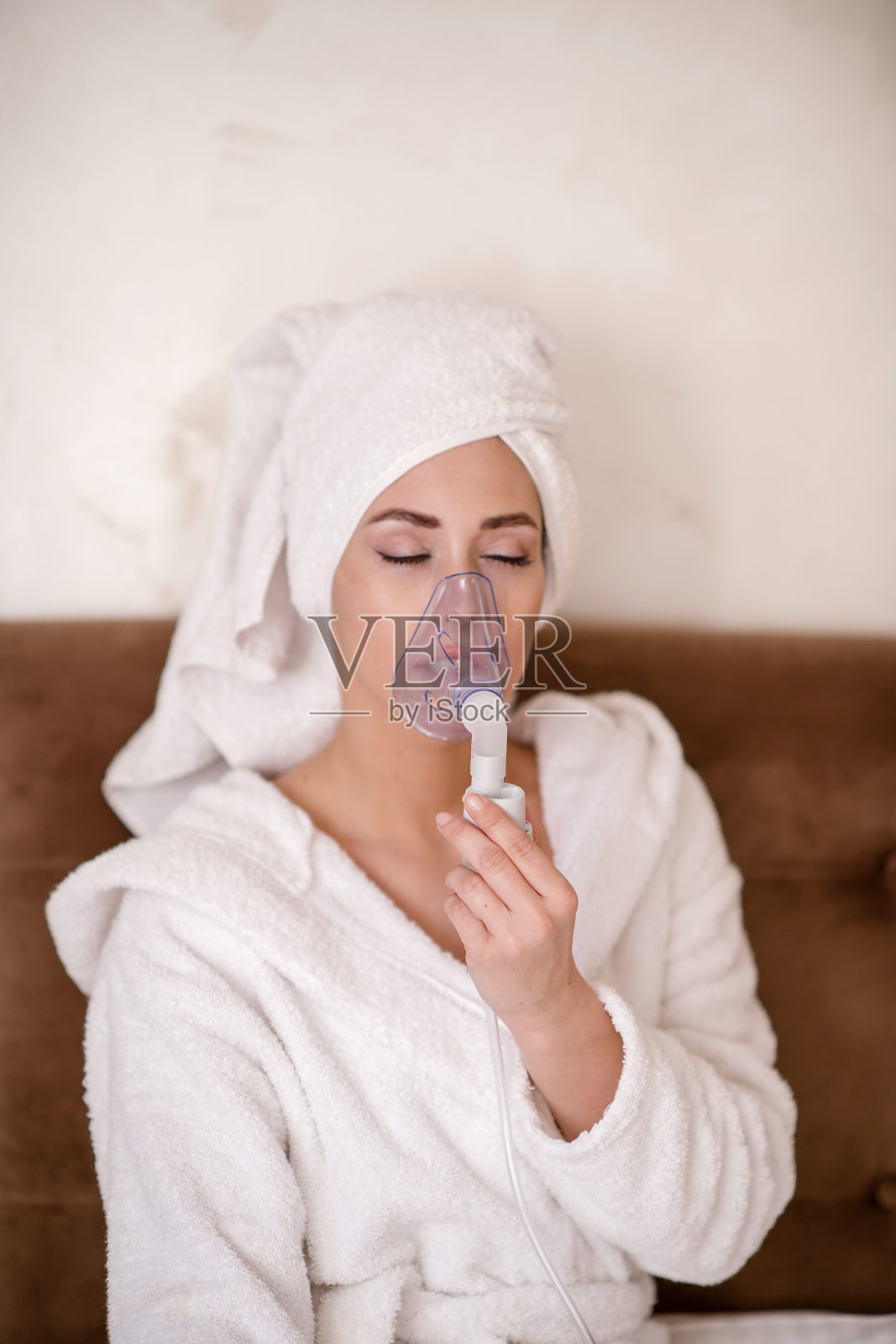 年轻女子使用哮喘吸入器照片摄影图片