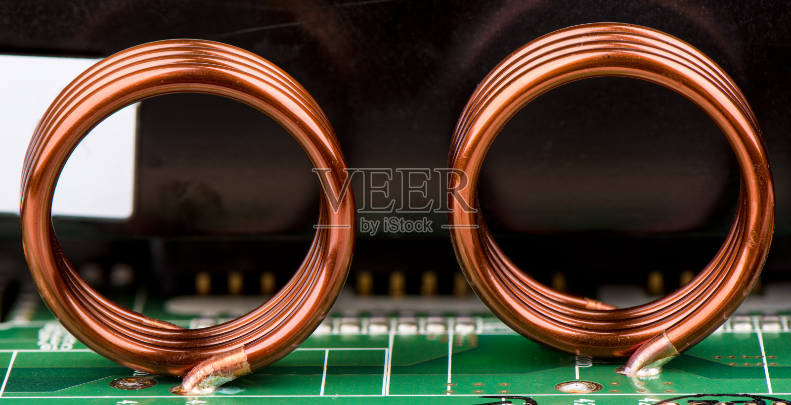 电感器焊接在电子板上照片摄影图片