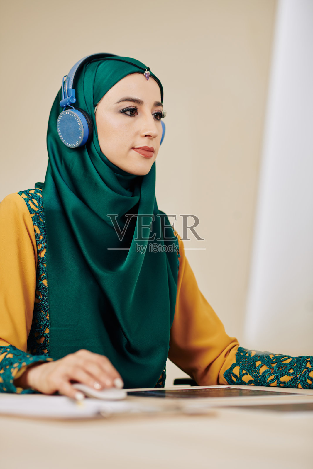 工作中穆斯林女商人照片摄影图片
