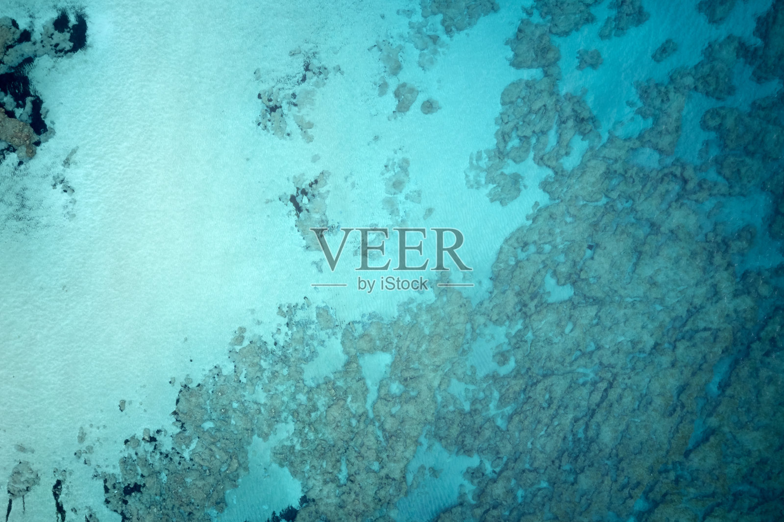 这是一艘豪华帆船在希腊克里特岛深蓝色地中海上巡航的无人机照片照片摄影图片