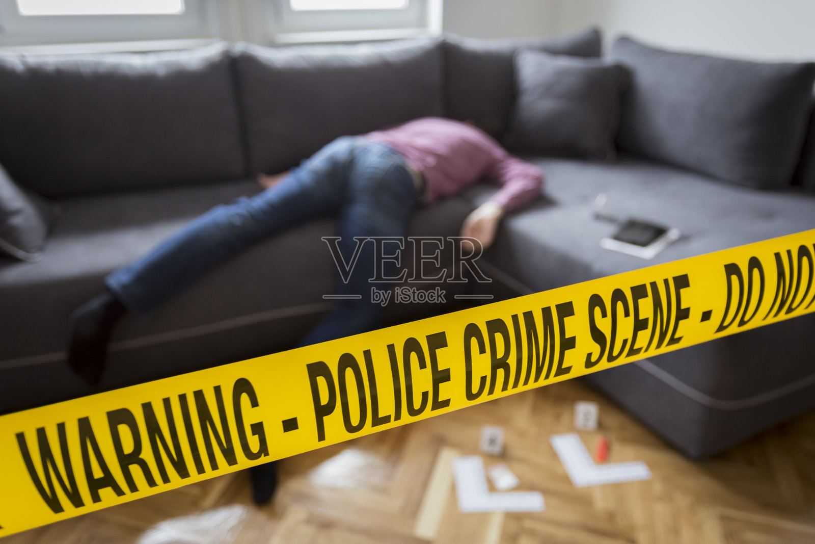 沙发上的尸体照片摄影图片