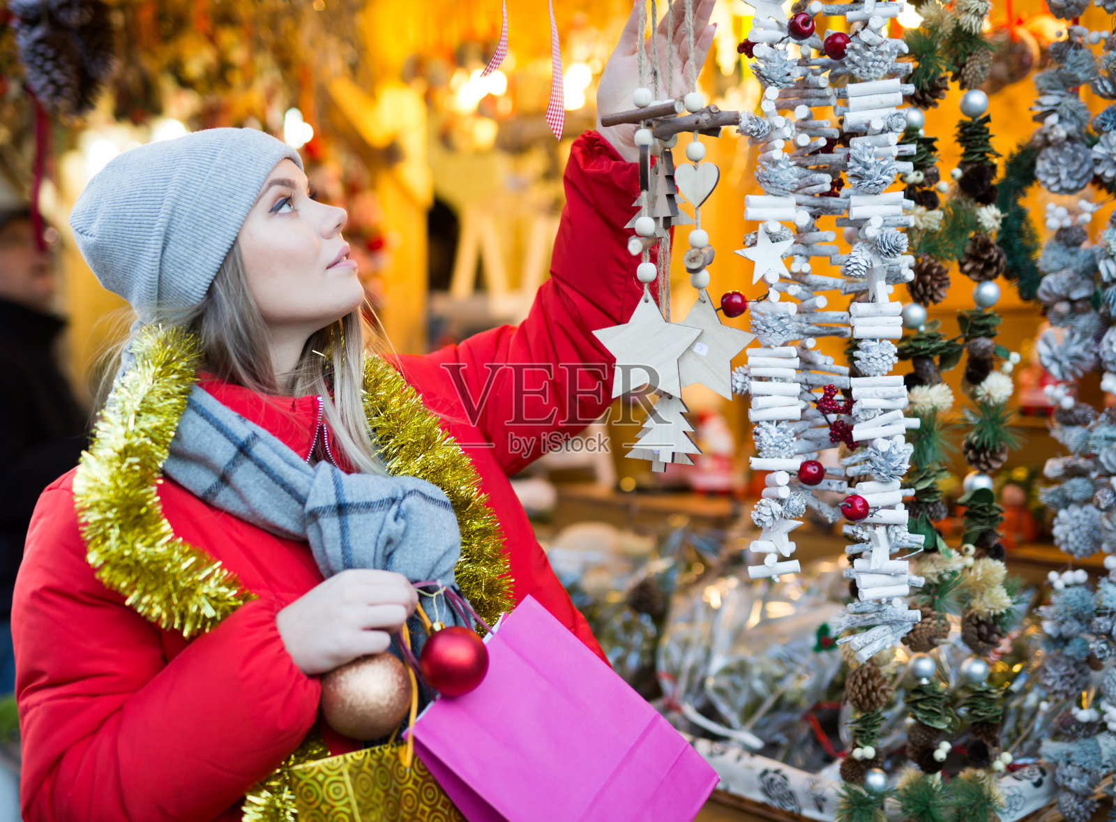 在圣诞市场购物的女人照片摄影图片