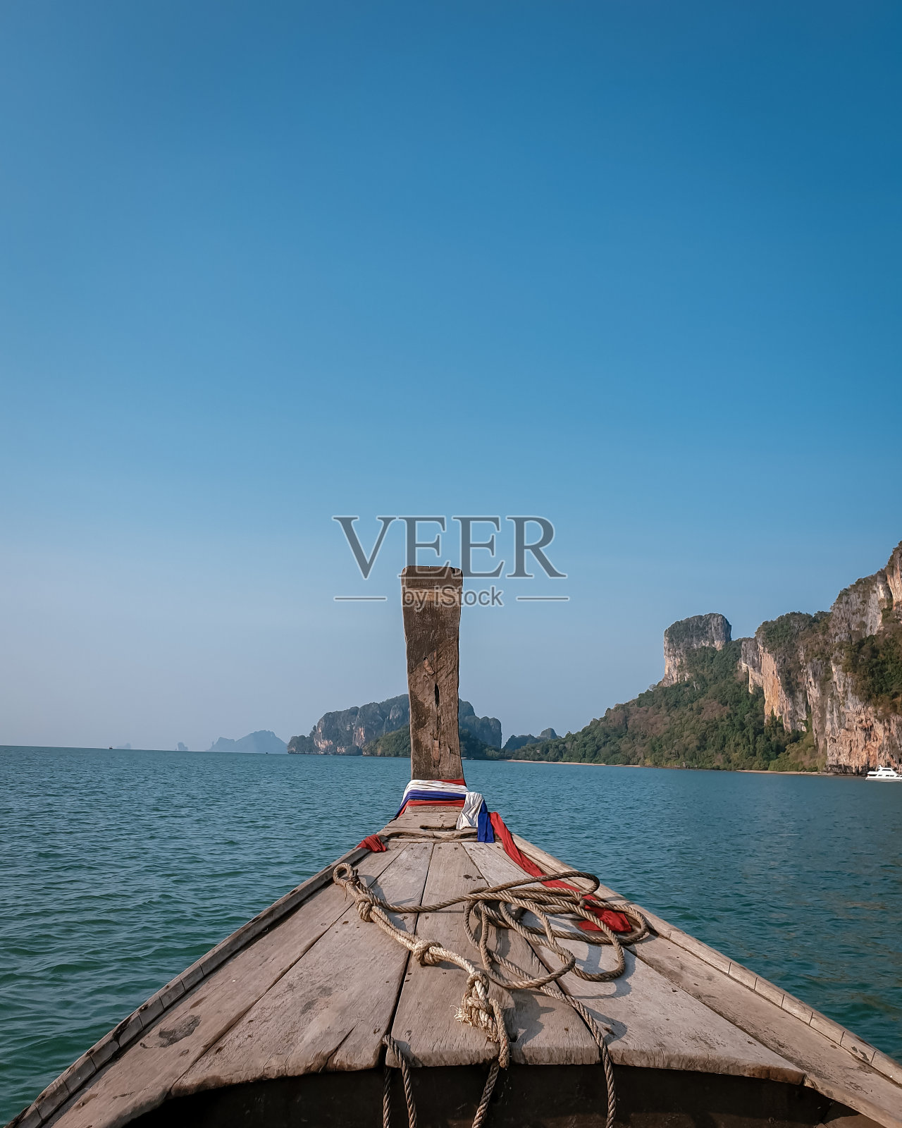 泰国甲米岛，美丽的白色沙滩和清澈的海洋在泰国照片摄影图片