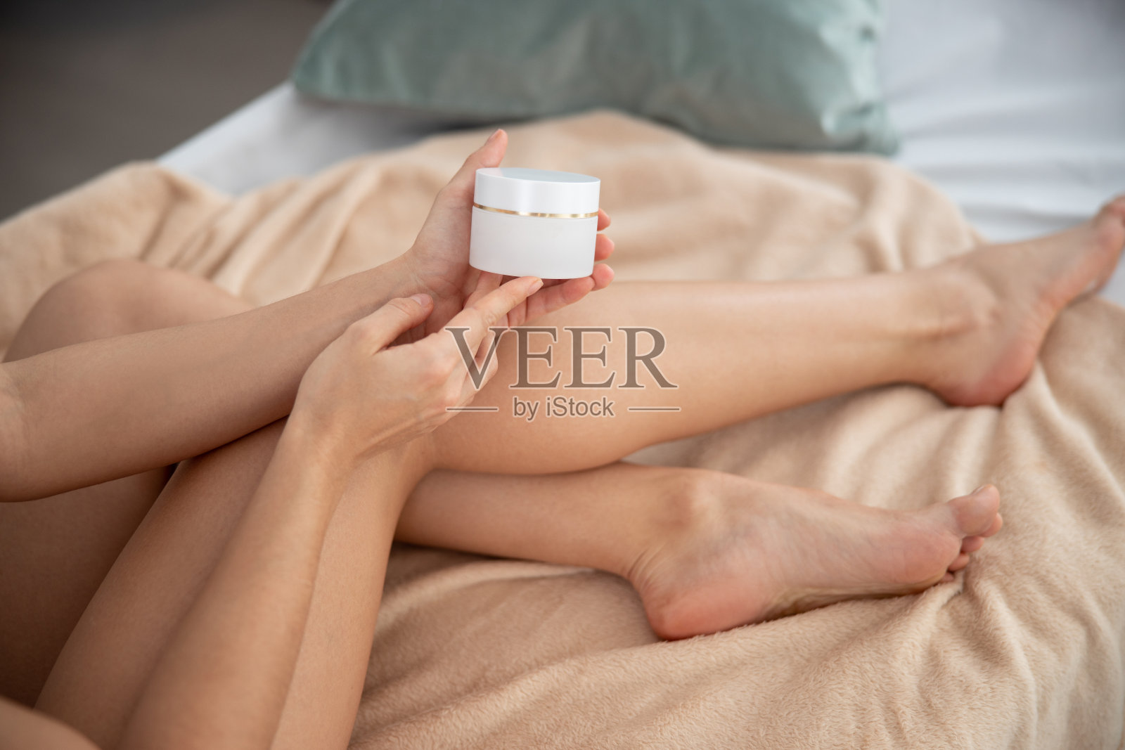 年轻女人拿着一罐保湿霜照片摄影图片