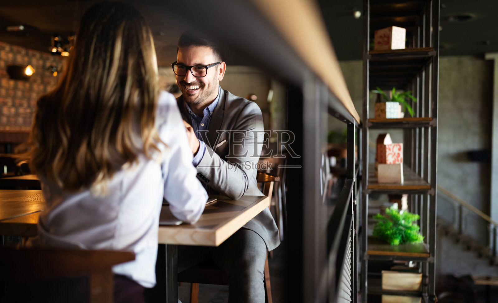 在餐厅约会的幸福情侣照片摄影图片