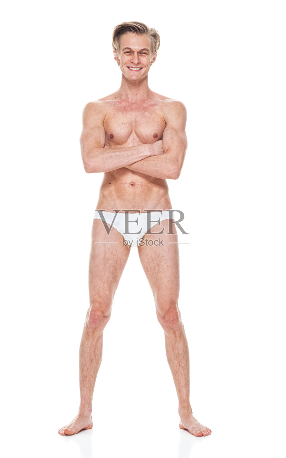 白人年轻男性穿着男性内裤站在白色背景前照片摄影图片