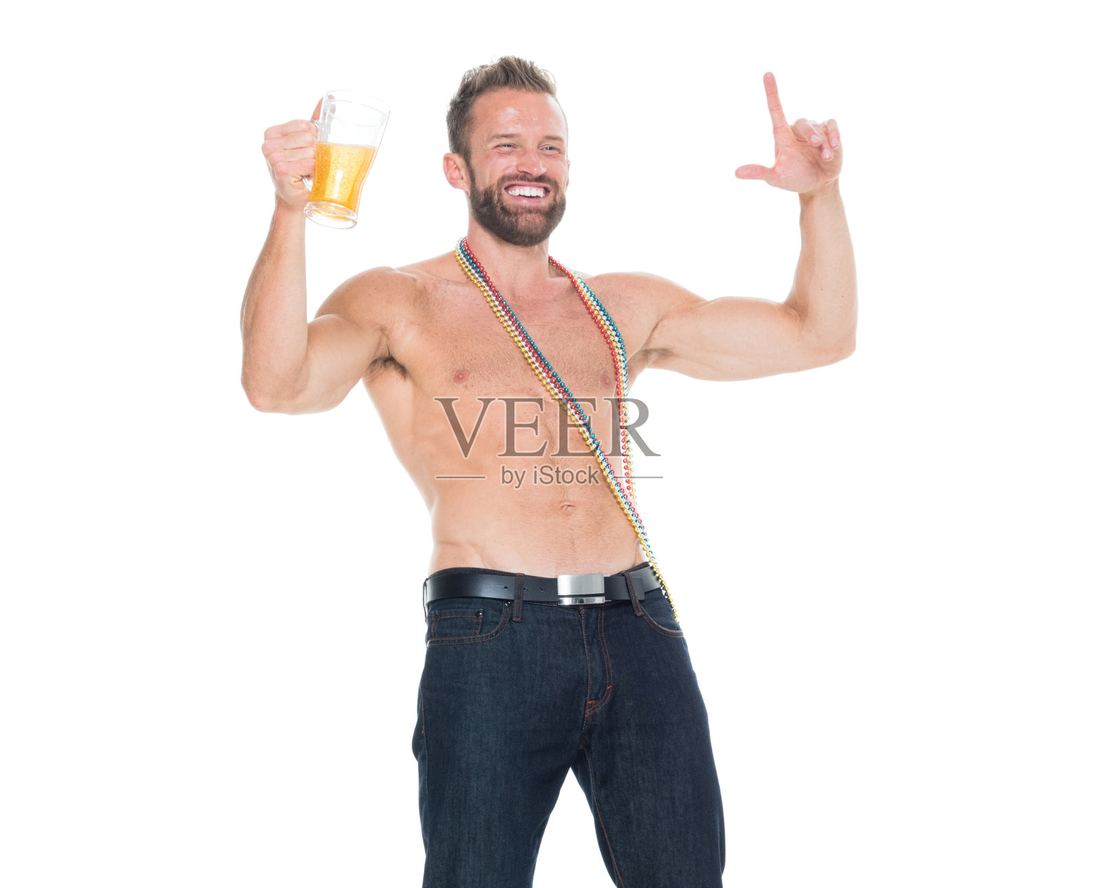 年轻男子穿着牛仔裤，拿着酒，在白色背景前锻炼照片摄影图片