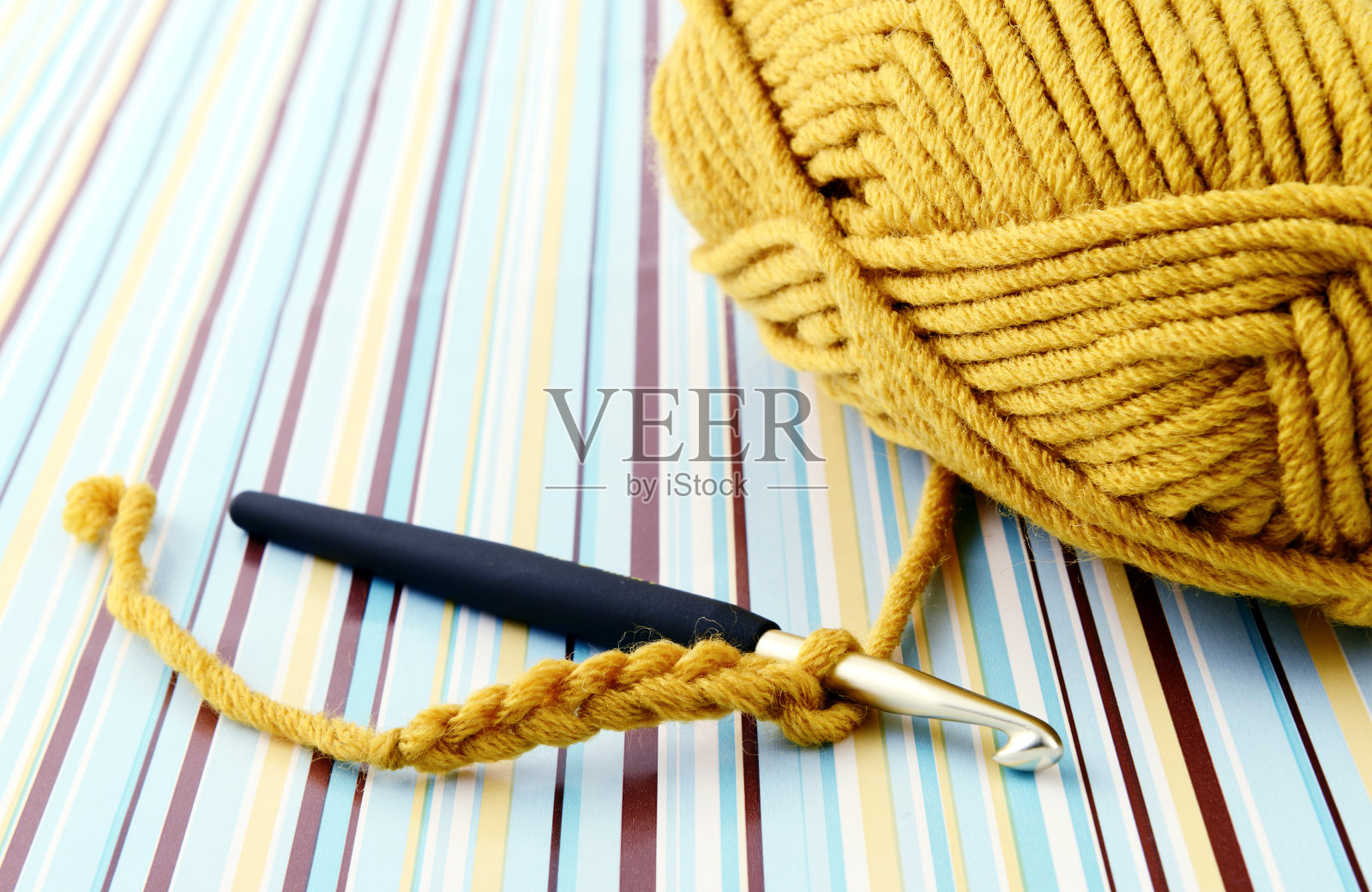 钩针和棕色羊毛球。复古的纸。照片摄影图片