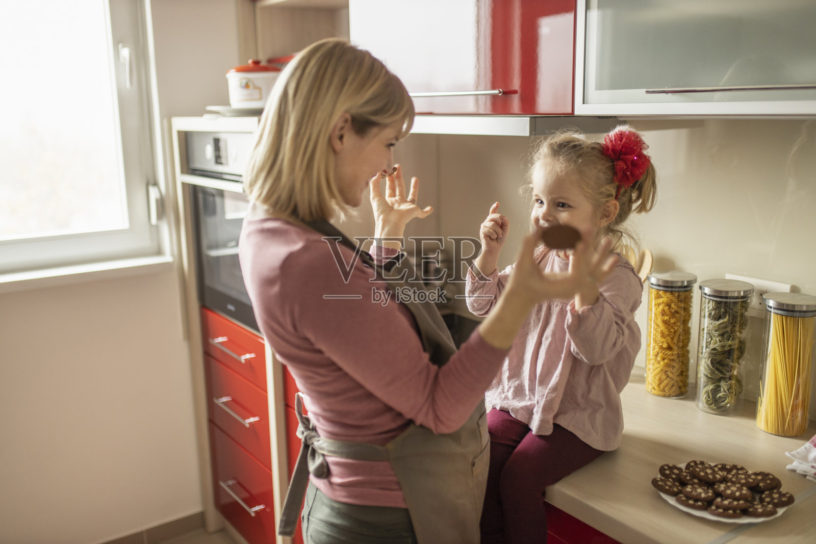 孕妇和女儿分享巧克力饼干照片摄影图片