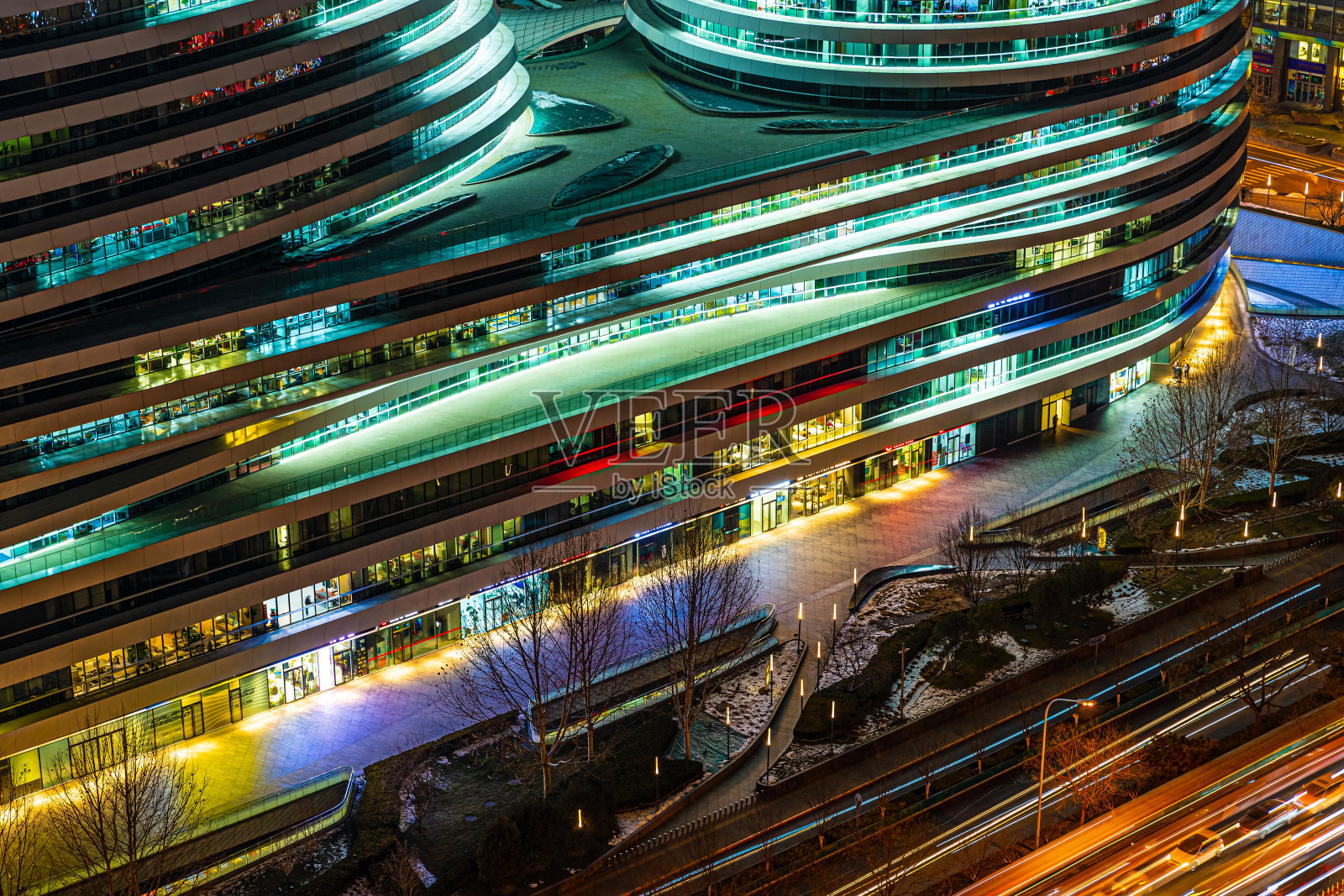 日落时分，北京金融区、高层建筑和中国城市高架桥的夜景照片摄影图片