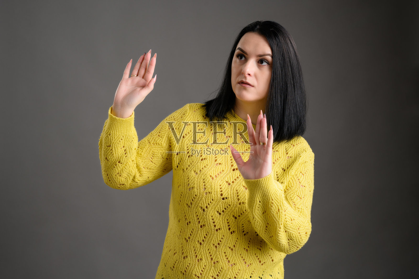 害怕的年轻女人照片摄影图片