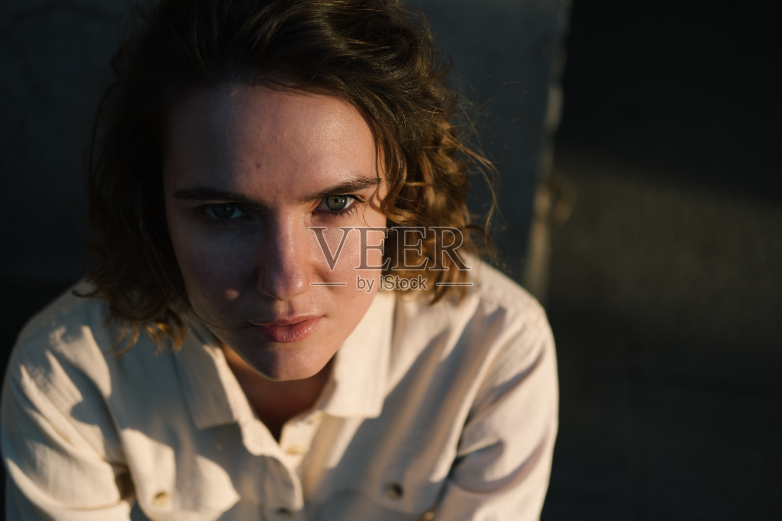 阳光街头年轻女性特写肖像照片摄影图片