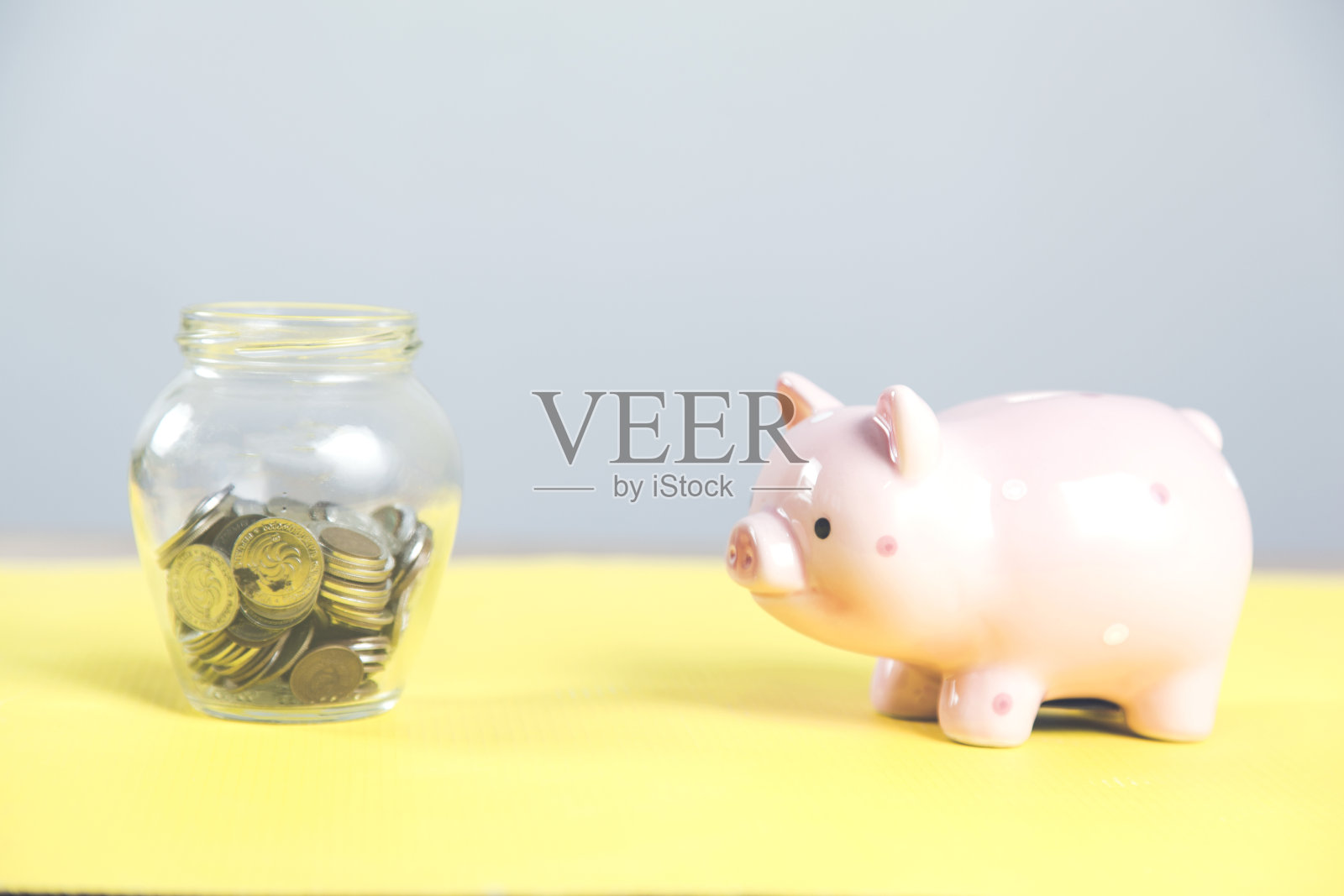 硬币在罐子和存钱罐照片摄影图片