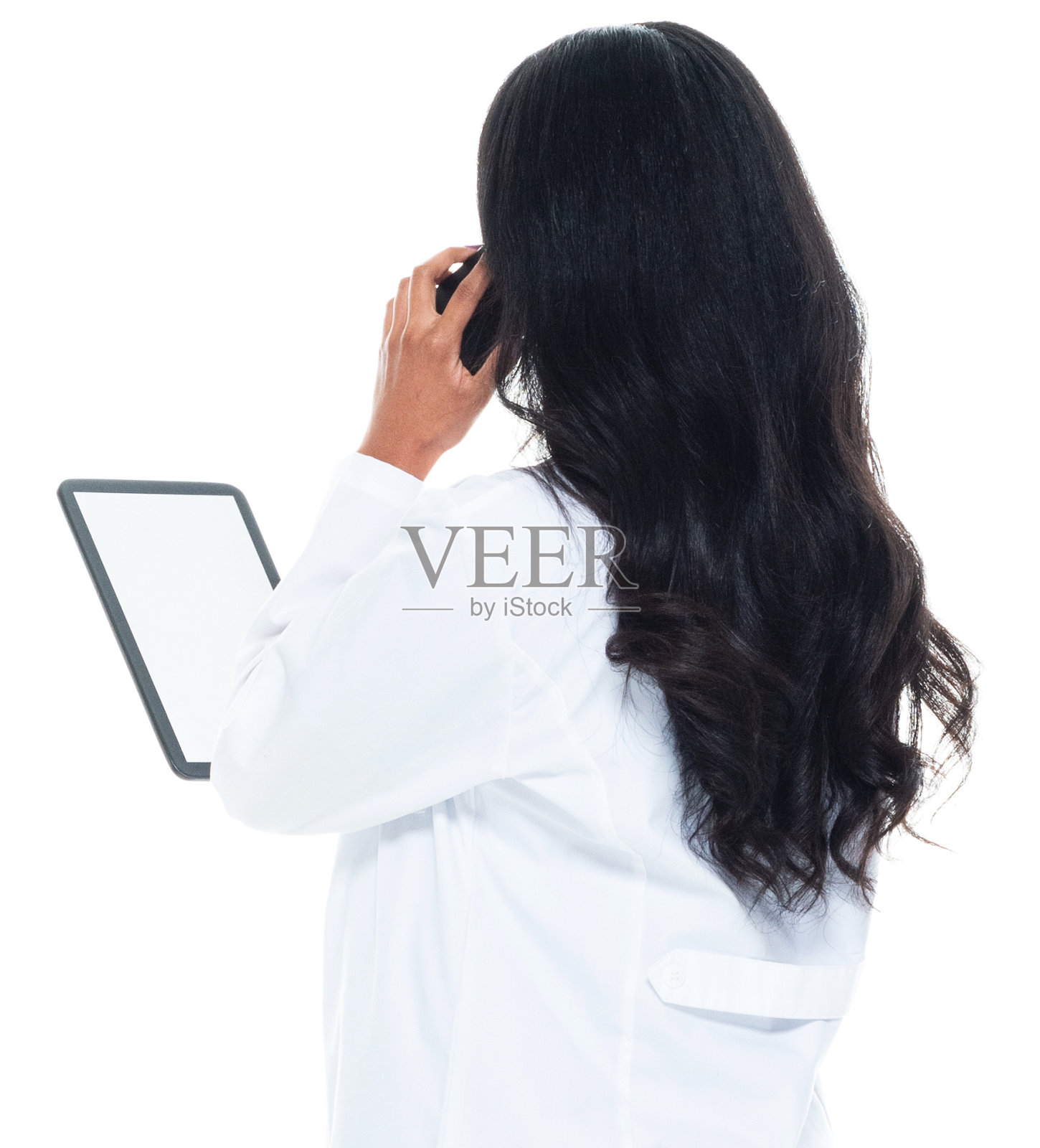 z一代女医生穿着实验服，用着平板电脑站在白色背景前照片摄影图片