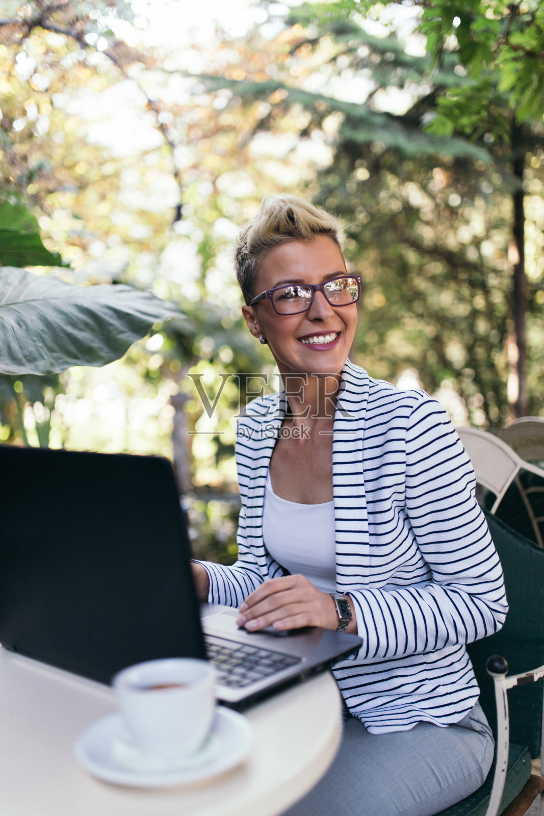 现代商业的女人照片摄影图片
