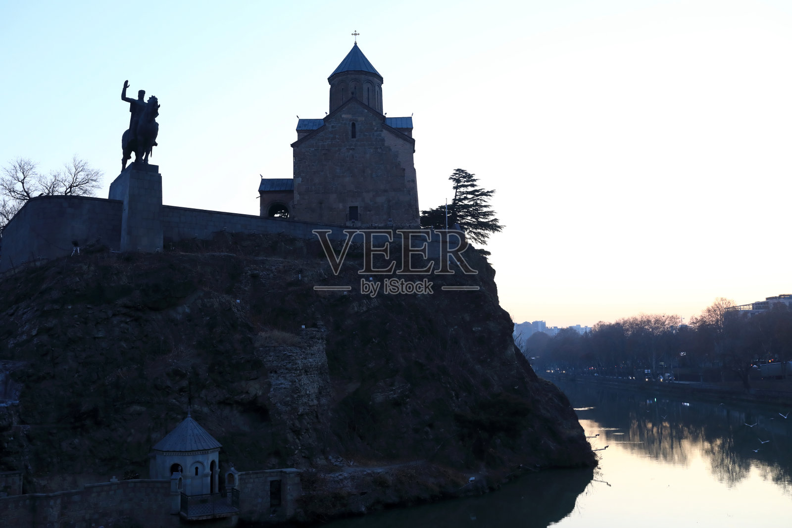 第比利斯山上的大教堂照片摄影图片