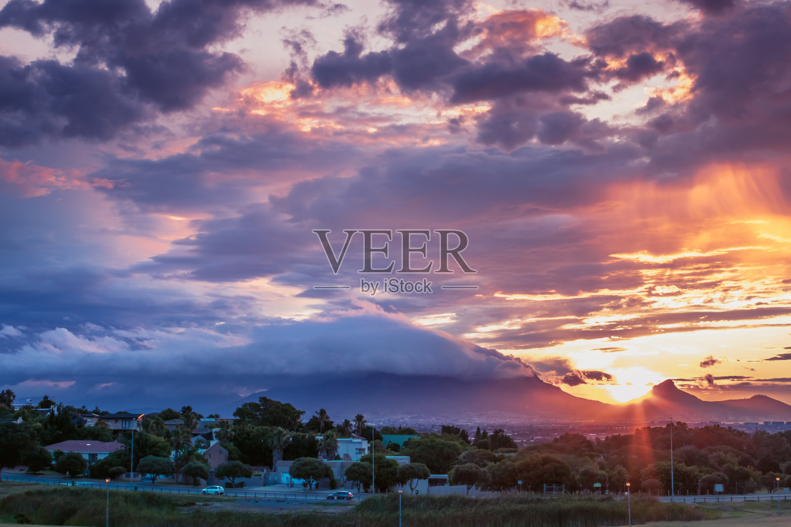 在日落时，南非开普敦的桌子山被云覆盖照片摄影图片