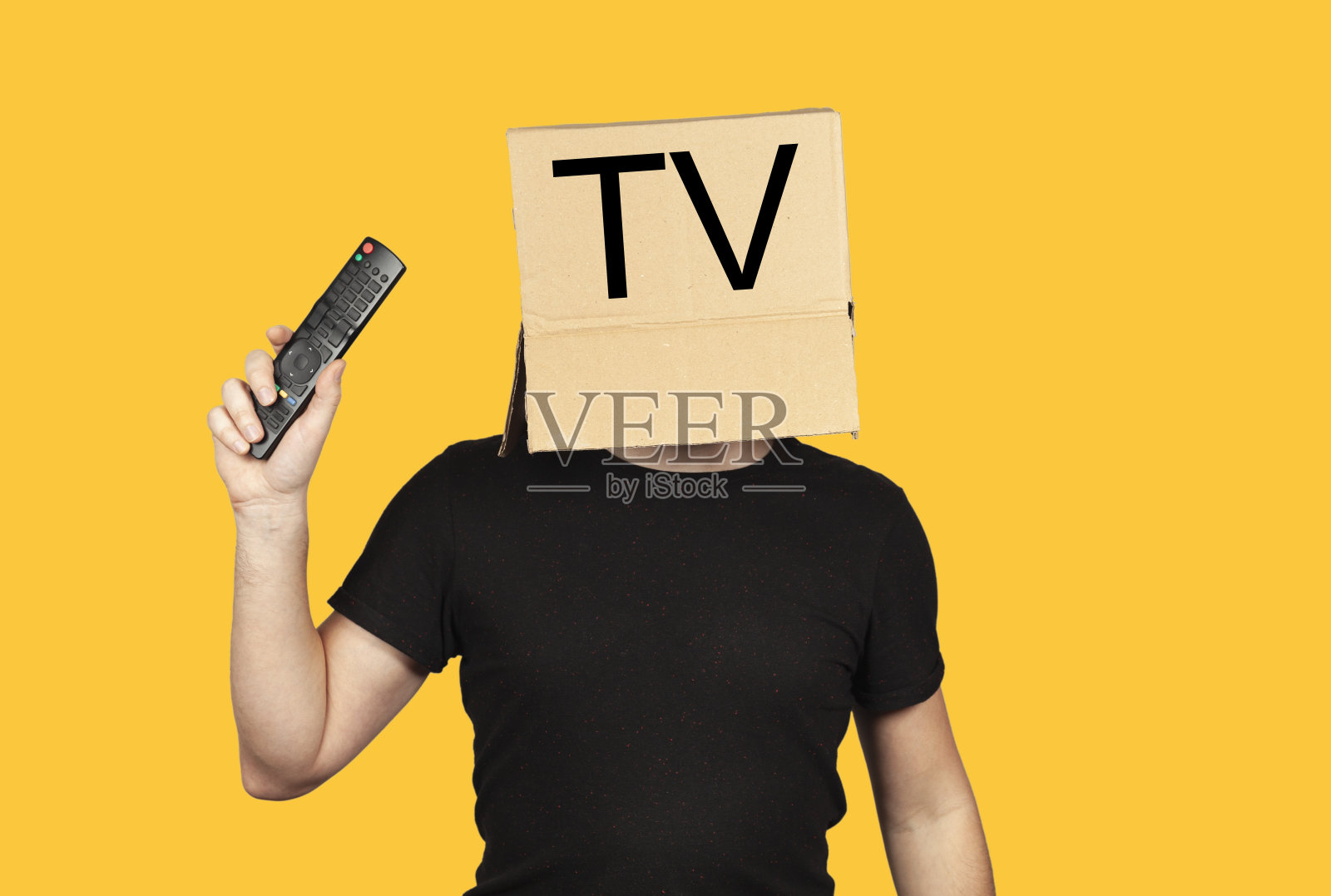 电视迷男人头戴滑稽盒子：滥用电视照片摄影图片