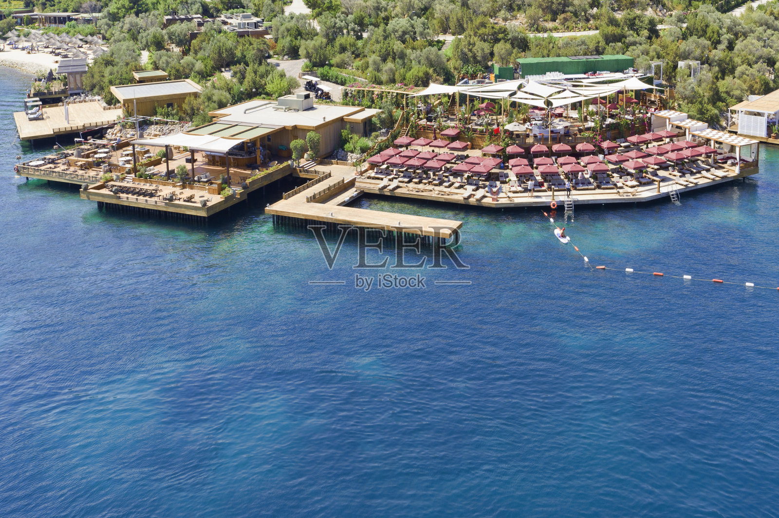 带雨伞的沙滩椅和美丽的沙滩照片摄影图片