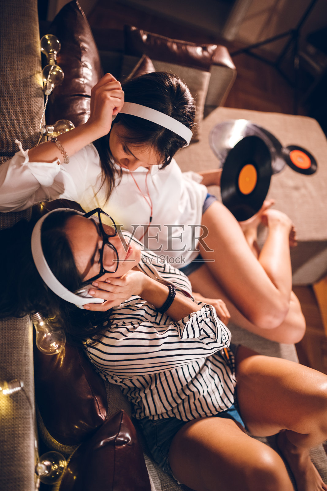 两位女士播放老唱片照片摄影图片