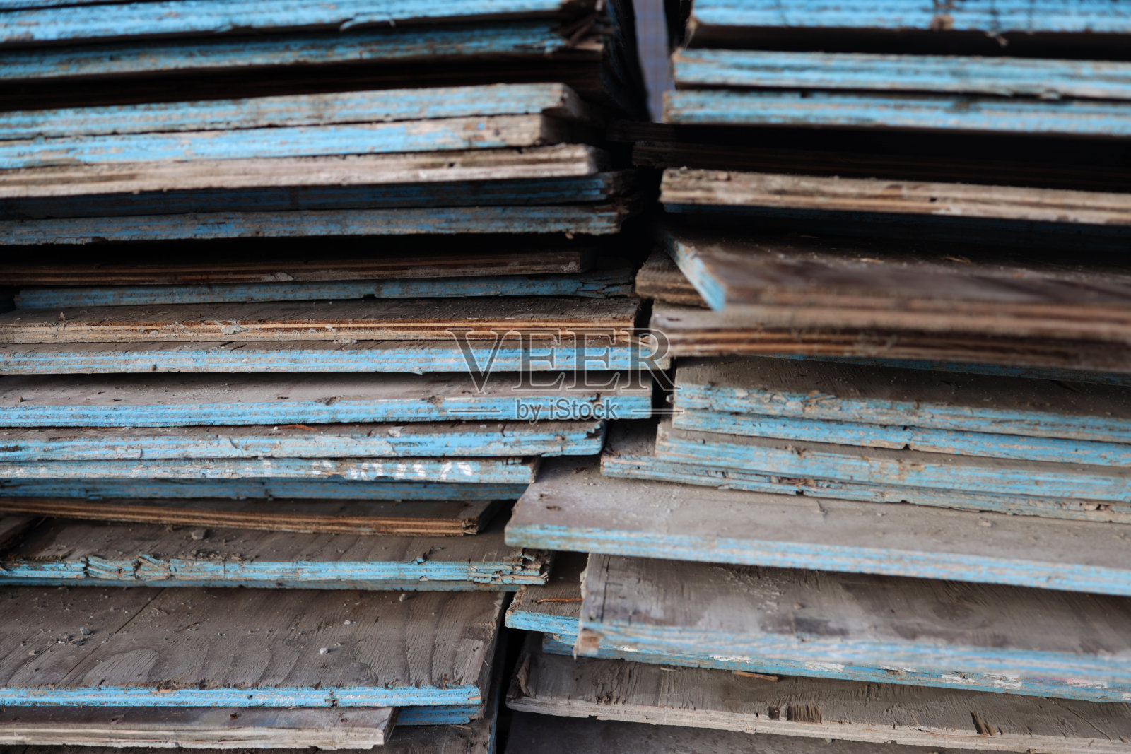 建筑工地附近的胶合板堆照片摄影图片