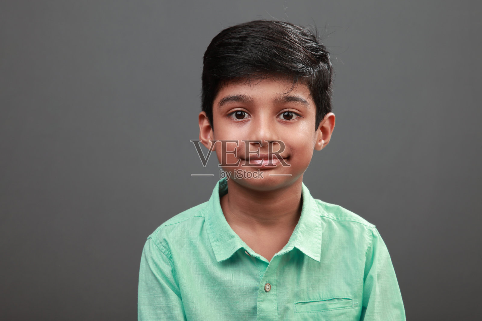 一个聪明的小男孩的肖像照片摄影图片