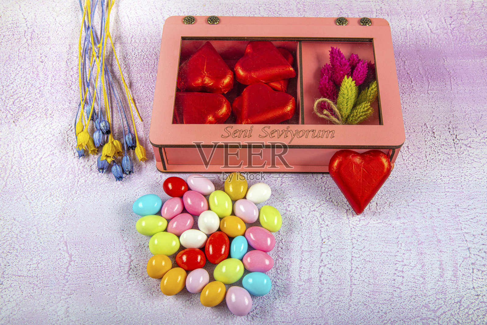 巧克力盒里的礼物巧克力。盒子上写着“我爱你”(Seni Seviyorum)土耳其语。照片摄影图片